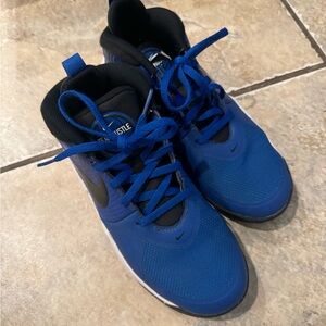 Nike basketball shoes. Sz 5 Y. Royal blue.